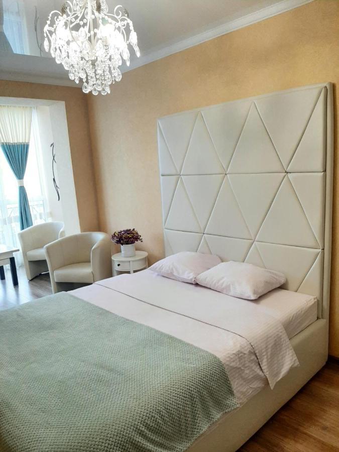 Vip Apartments Lutsk Luaran gambar