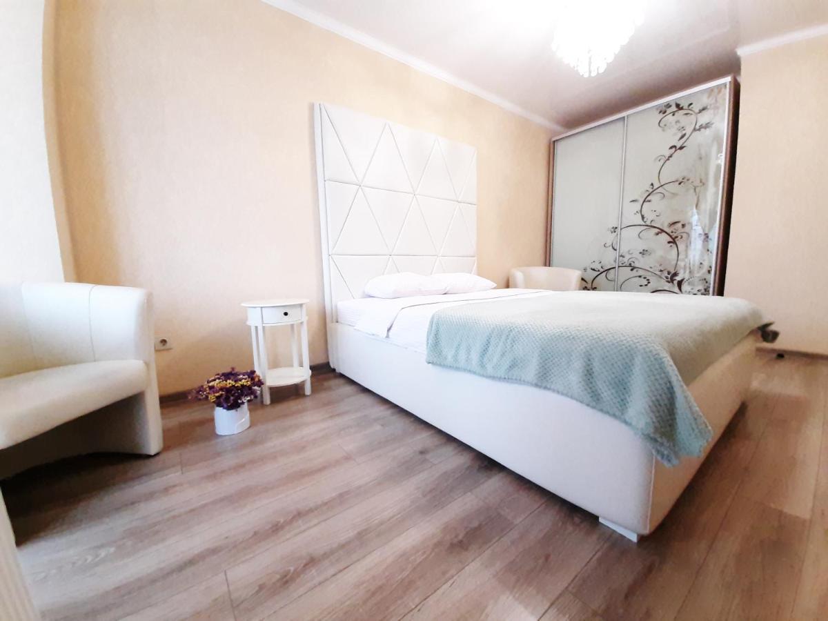 Vip Apartments Lutsk Luaran gambar