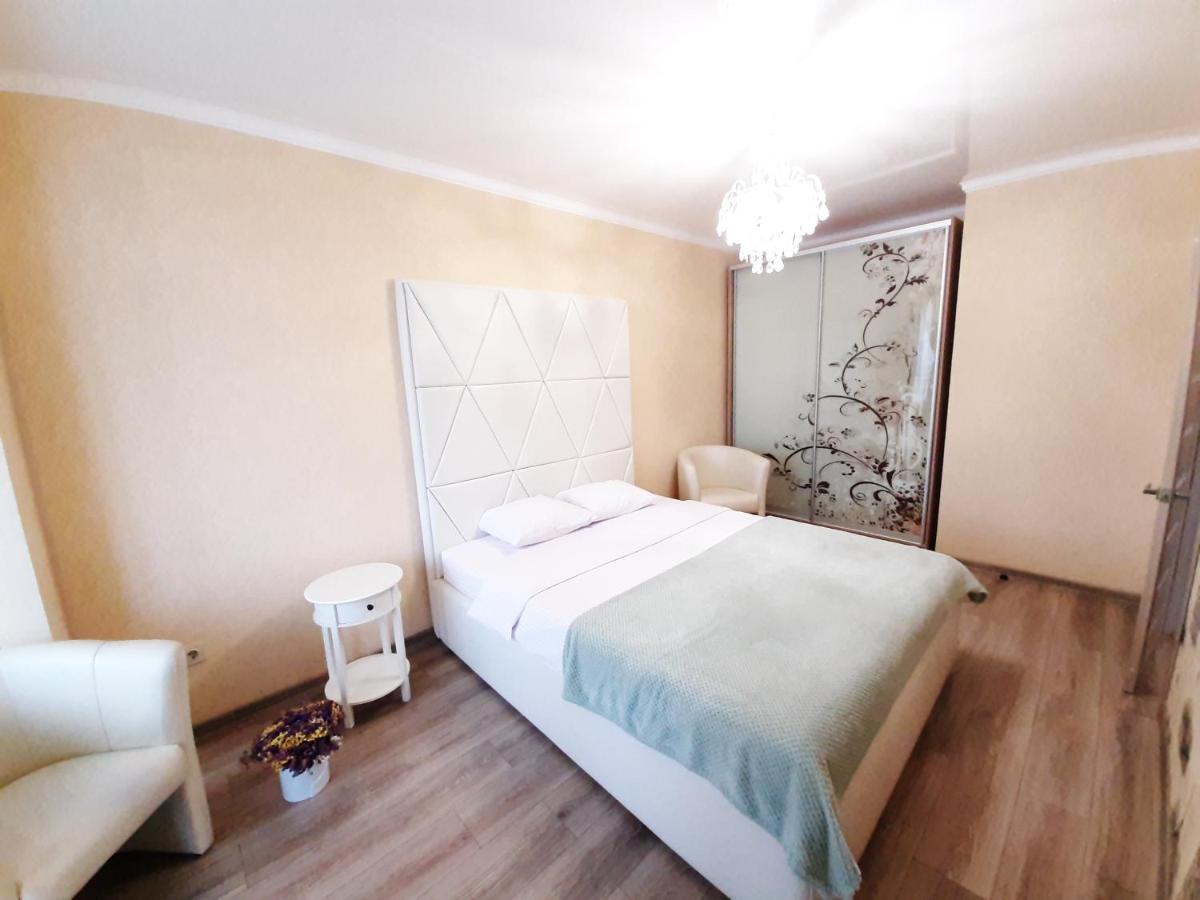 Vip Apartments Lutsk Luaran gambar