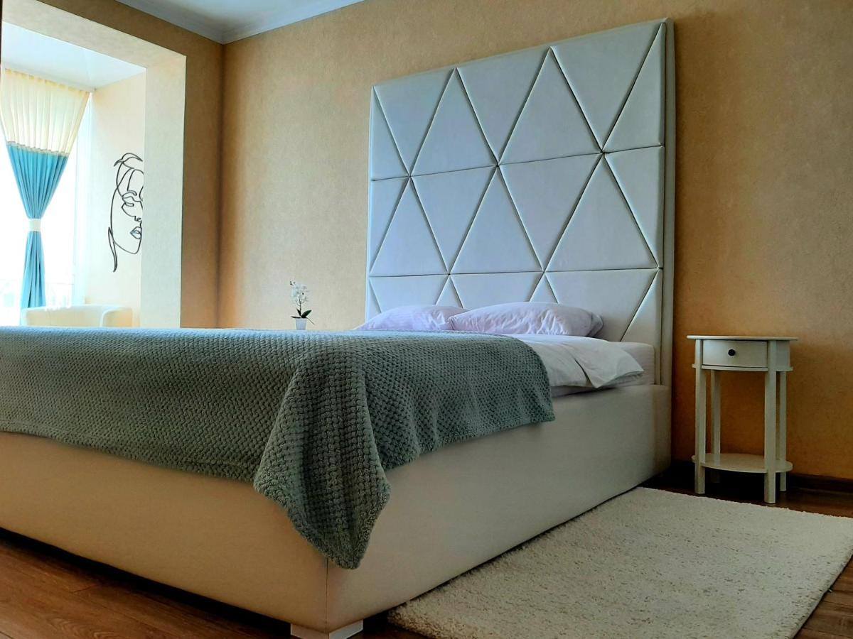 Vip Apartments Lutsk Luaran gambar