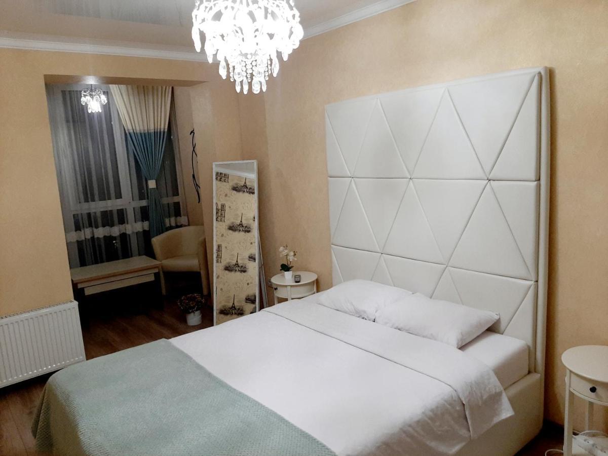 Vip Apartments Lutsk Luaran gambar